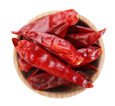 Kurutulmuş kırmızı biber kasede, beyaz manzarada izole edilmiş.