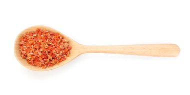 Tahta kaşıkta kurutulmuş havuç. Beyazın üstünde izole edilmiş.