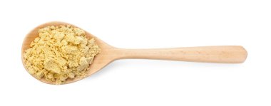 Tahta kaşıkta kuru zencefil tozu, beyaz, üst görünümde izole.