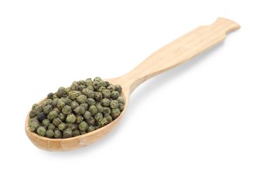 Aromatik biber ve ahşap kaşık beyaza izole edilmiş.