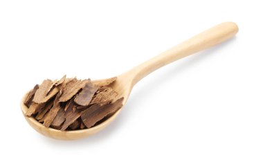 Tahta kaşıkta beyaz üzerine izole edilmiş Aromatik tarçın