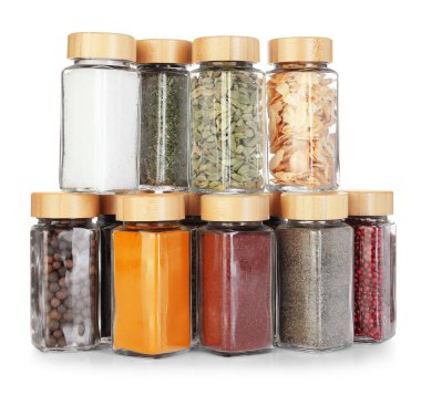 Beyaz kavanozlardaki farklı aromatik baharatlar.