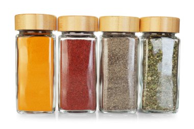 Beyaz kavanozlardaki farklı aromatik baharatlar.