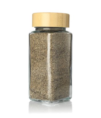 Baharat kavanozundaki kara biber beyaza izole edilmiş.