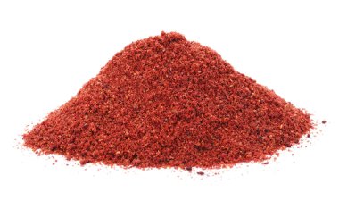 Beyaza izole edilmiş kırmızı biber tozu yığını. Aromatik baharat