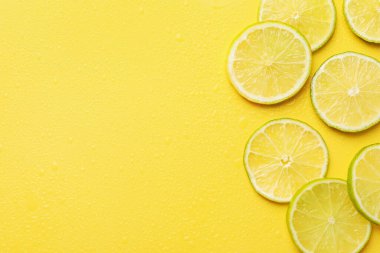 Sarı arka planda taze limon dilimleri, düz uzanmış. Metin için boşluk