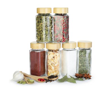 Beyaz kavanozlardaki farklı aromatik baharatlar.