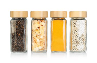 Beyaz kavanozlardaki farklı aromatik baharatlar.