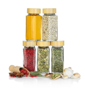 Beyaz kavanozlardaki farklı aromatik baharatlar.