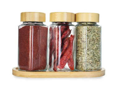 Beyaz kavanozlardaki farklı aromatik baharatlar.