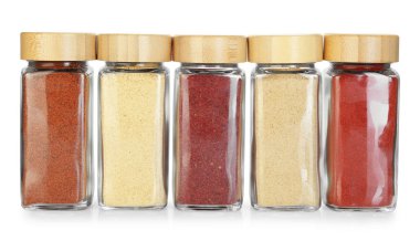 Beyaz kavanozlardaki farklı aromatik baharatlar.