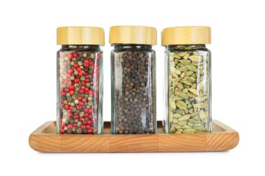 Beyaz kavanozlardaki farklı aromatik baharatlar.