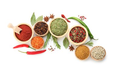 Beyaz, üst görünümde izole edilmiş farklı aromatik baharatlar