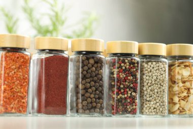 Kapalı kapılar ardında kavanozlarda farklı aromatik baharatlar var.