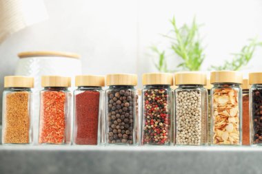 İçerideki masada kavanozlarda çok farklı aromatik baharatlar var.