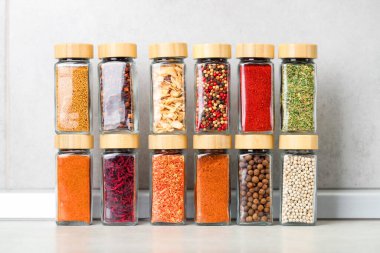 İçerideki masada kavanozlarda çok farklı aromatik baharatlar var.