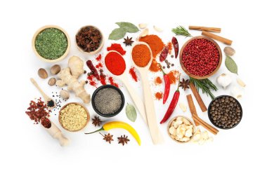 Beyaz, üst görünümde izole edilmiş farklı aromatik baharatlar