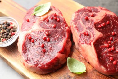 Çiğ et ve baharat parçaları masada, yakın plan.