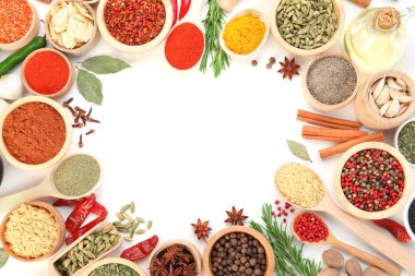 Beyaz arka planda farklı aromatik baharatların çerçevesi, üst görünüm