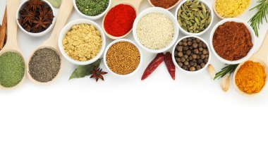 Beyaz, üst görünümde izole edilmiş farklı aromatik baharatlar