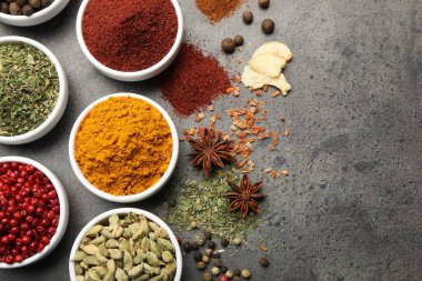 Gri masada farklı aromatik baharatlar var. Metin için boşluk