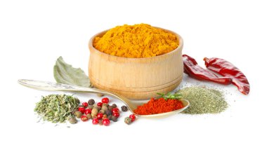 Beyaza izole edilmiş birçok farklı aromatik baharat.