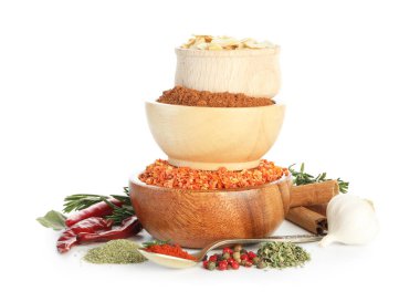 Beyaza izole edilmiş birçok farklı aromatik baharat.