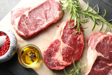 Çiğ et ve baharat parçaları masada, düzdü.