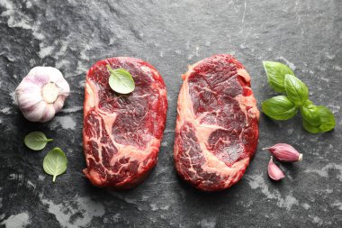 Koyu masada çiğ et ve baharat parçaları, düz yatıyordu.