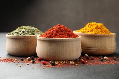 Siyah masada farklı aromatik baharatlar, yakın plan.