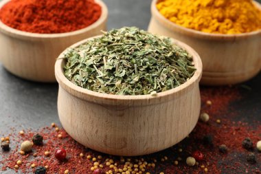 Siyah masada farklı aromatik baharatlar, yakın plan.