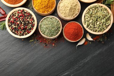 Siyah masada farklı aromatik baharatlar var. Metin için boşluk