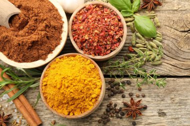 Ahşap masada farklı aromatik baharatlar var.