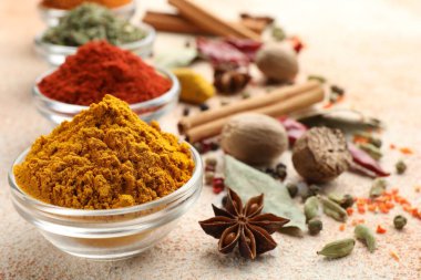 Renkli tabloda farklı aromatik baharatlar, yakın plan.