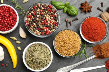 Siyah masada farklı aromatik baharatlar var.