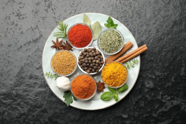 Koyu masada değişik aromatik baharatlar, üst görünüm.