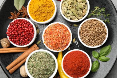 Masada farklı aromatik baharatlar, üst görünüm