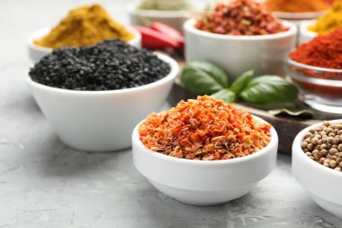 Gri masada farklı aromatik baharatlar, yakın plan.