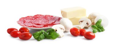 Pizza yapıyorum. Farklı malzemeler beyaza izole edilmiş.