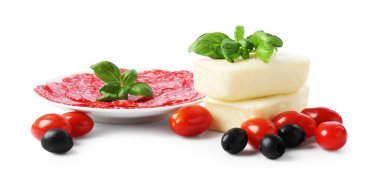 Pizza yapıyorum. Farklı malzemeler beyaza izole edilmiş.