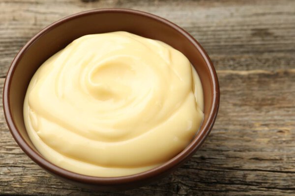 Вкусный ванильный пудинг на деревянном столе, крупным планом