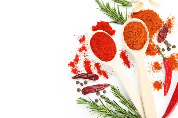 Beyaz, üst görünümde izole edilmiş farklı aromatik baharatlar