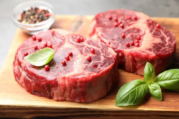 Çiğ et ve baharat parçaları masada, yakın plan.