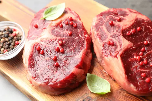 Çiğ et ve baharat parçaları masada, yakın plan.