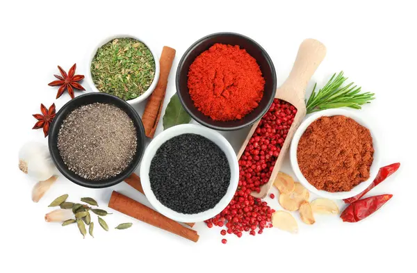 Beyaz, üst görünümde izole edilmiş farklı aromatik baharatlar