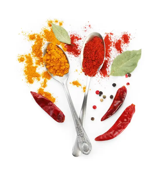 Beyaz, üst görünümde izole edilmiş farklı aromatik baharatlar