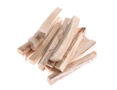 Palo santo yığını beyaz arka plana yapışıyor