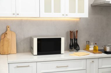Mutfak tezgahında kapalı mikrodalga fırın.