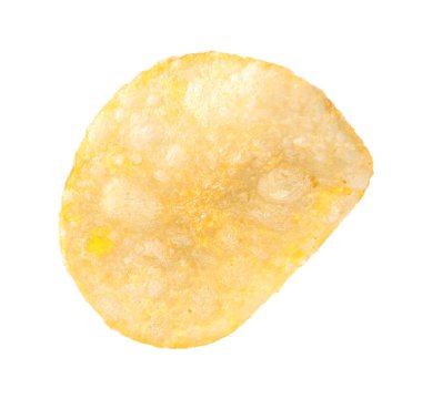 Beyaza izole edilmiş lezzetli bir patates cipsi.