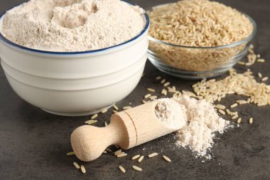 Kahverengi pirinç ve un gri masada, yakın plan.